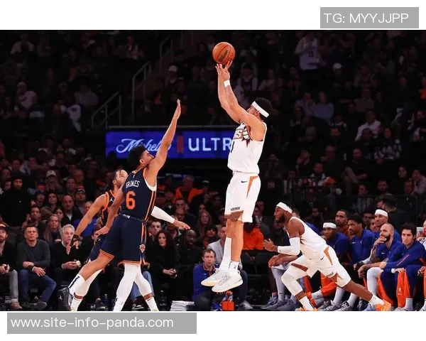 布克下半场狂砍29分却遗憾绝杀三分失手全场32分上半场表现惨淡仅得9中1 布克下半场狂砍29分却遗憾绝杀三分失手全场32分上半场表现惨淡仅得9中1