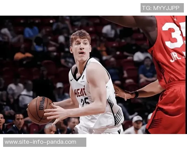 凯沙约翰逊砍下14分12板坚持自我展现热火风格篮球魅力 凯沙约翰逊砍下14分12板坚持自我展现热火风格篮球魅力